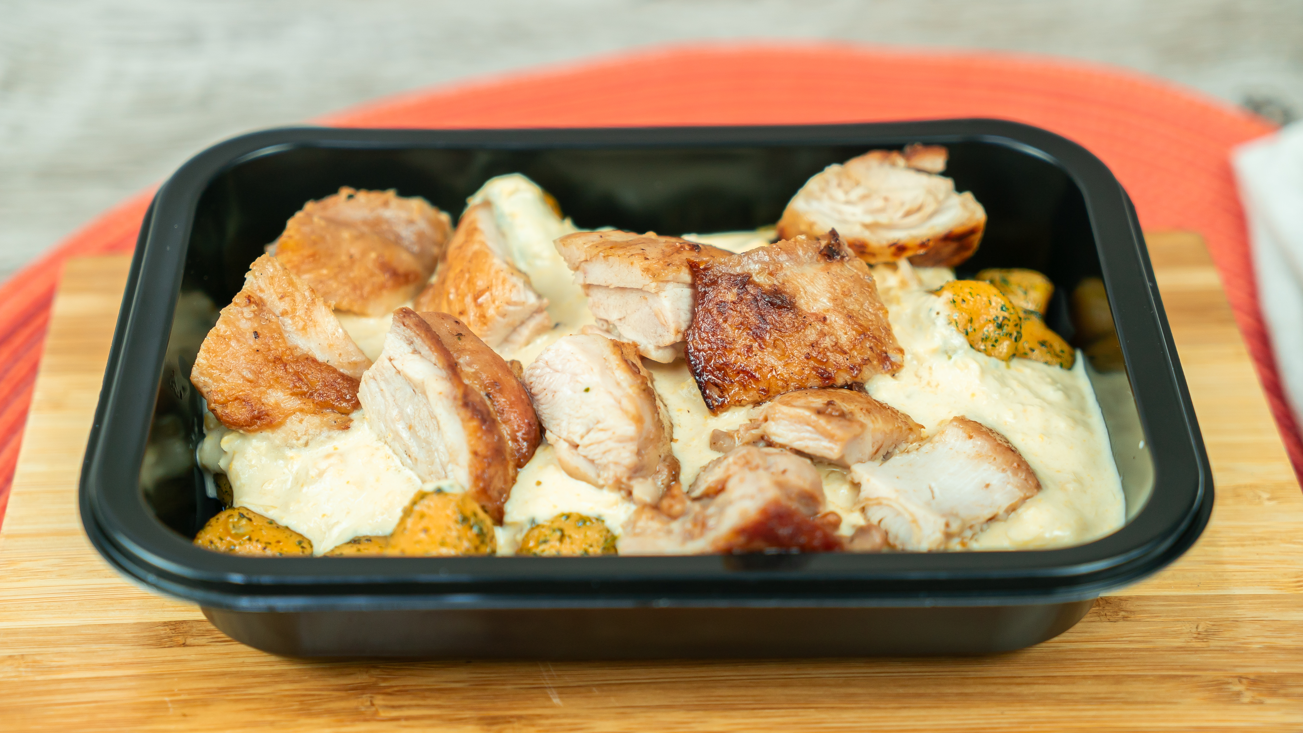 Nhoque de abóbora, sobrecoxa e creme de milho